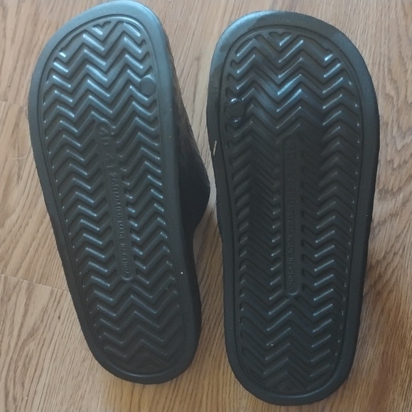 They're new sport slide shoes - Picture 2 of 2